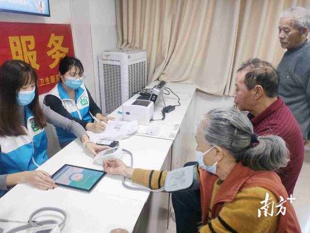医务人员正在帮群众测量血压。受访者供图 医务人员正在帮群众测量血压。受访者供图