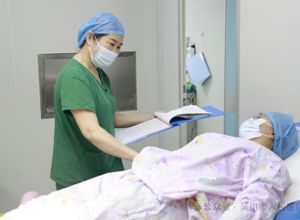 精湛仁术筑医者“初心” 用双手托起生命重量——记湛江市第十五届人大代表赖力耘