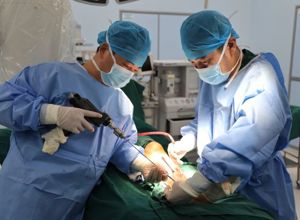 我院骨外科三区手术团队采用桥接钢板单杆模块进行微创手术获成功