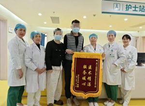 我院产科成功救治一名高危产妇获赠锦旗致谢