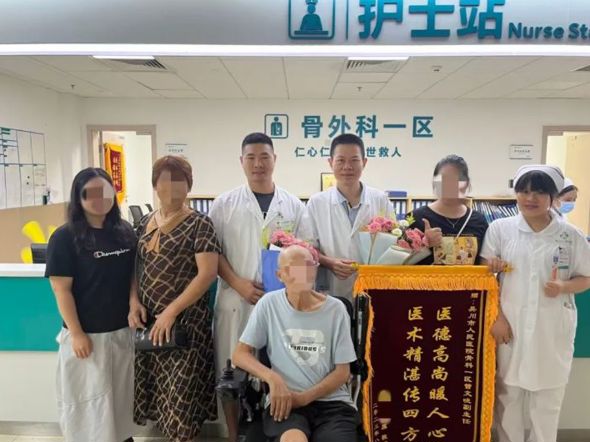 以爱与专业守护健康， 我院两科室获患者赠锦旗致谢！