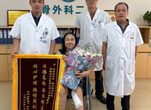 专业守护，暖心治愈！我院骨外科二区两例患者康复致谢送锦旗