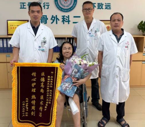 专业守护,暖心治愈!我院骨外科二区两例患者康复致谢送锦旗