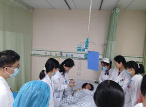 43岁女子瘦小身躯藏巨大肿瘤，多学科联手拆“弹”护安康